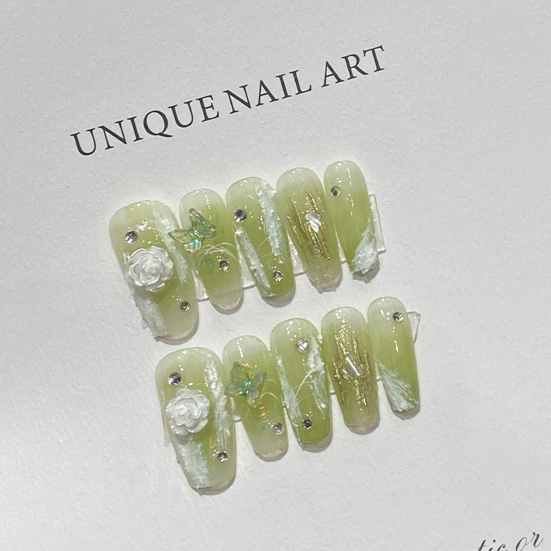 La teinture verte porte des ongles pour montrer des manucures blanches